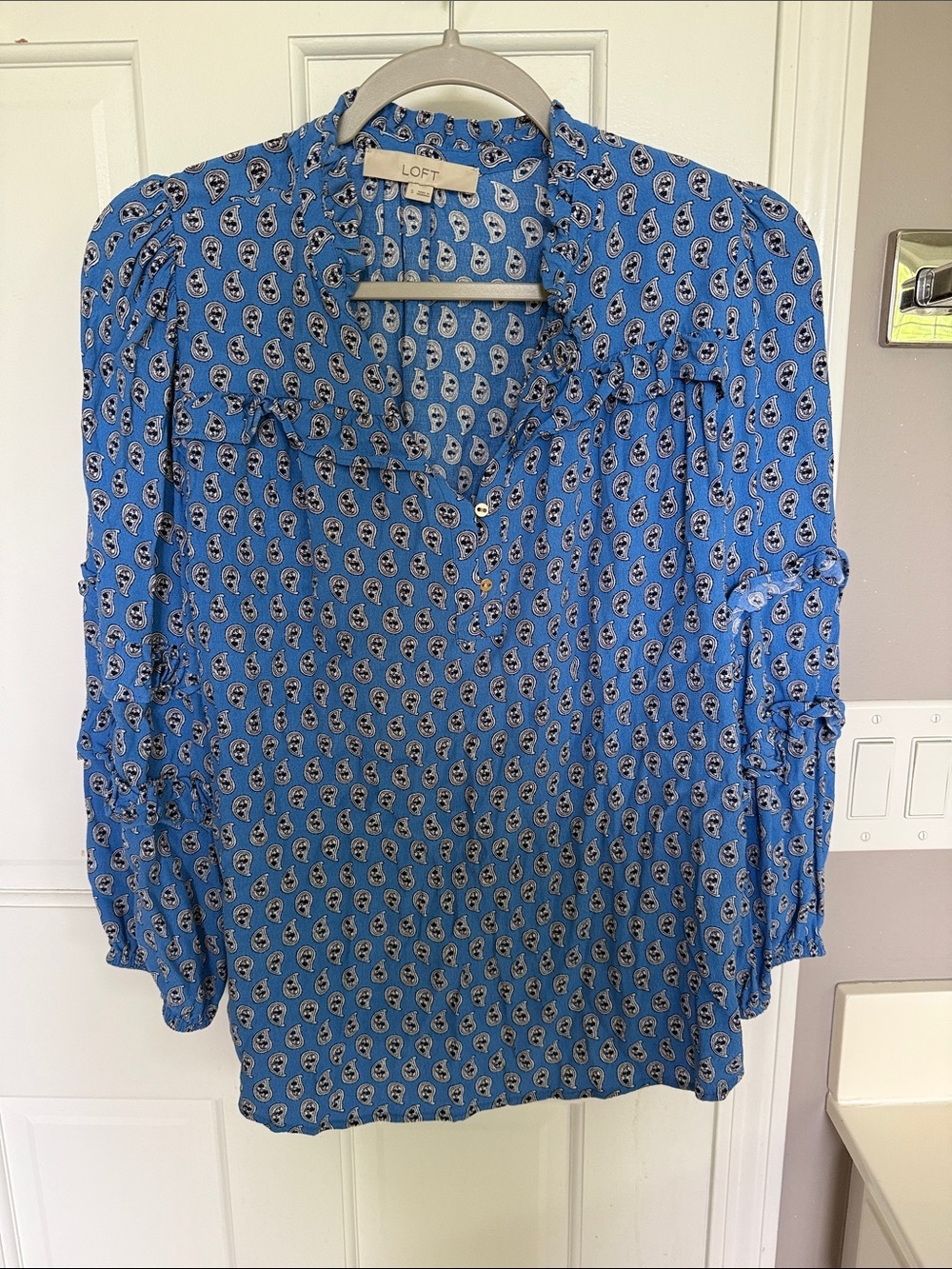 Loft Blue Ruffle Paisley Blouse 3/4 Sleeve Vneck Relxed Fit Gold Button